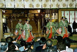 例大祭にて奉納される浦安の舞